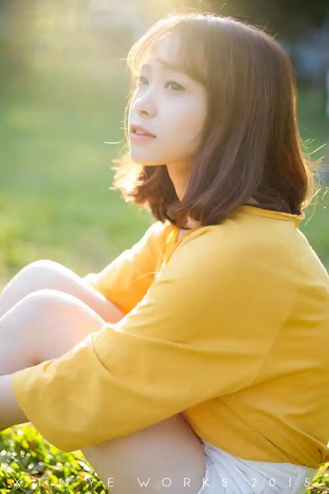 唯美初秋短发美女逆光图片手机壁纸下载