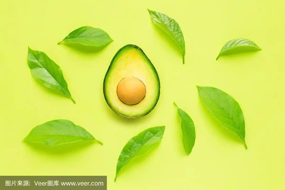 带有绿色背景的牛油果