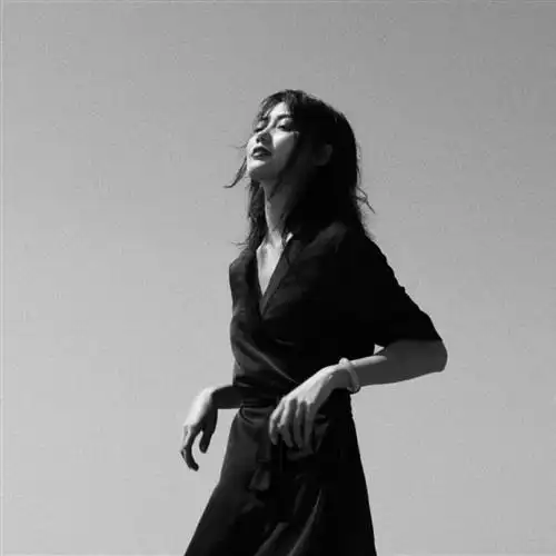 女生头像真人高冷侧脸黑白太重感情的人喜欢吗