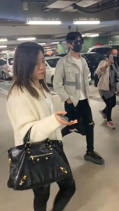 偶遇明星,男明星为何都找女助理你知道为什么吗?