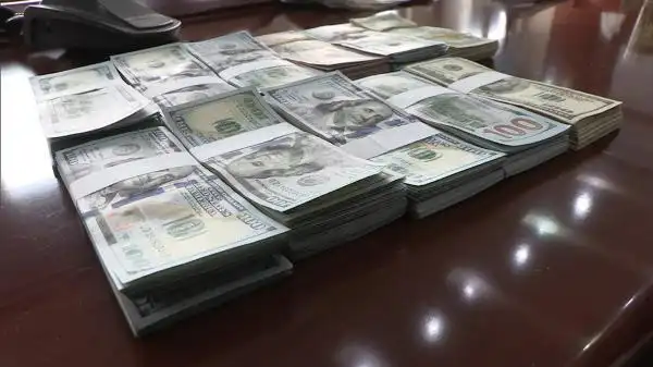 男子在公交上遗失10万美元现金 警察找来才知丢钱