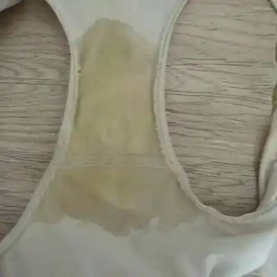 宝妈们 羊水破了是怎麼样的 昨天晚上开始内裤就湿成这样 一晚上不敢