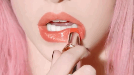 太喜欢ysl这个模特的果冻唇啦! 每个色号都猴猴看啊!