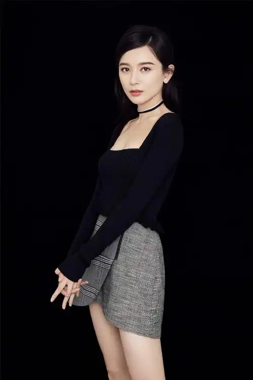 女演员施诗性感知性时尚靓丽写真