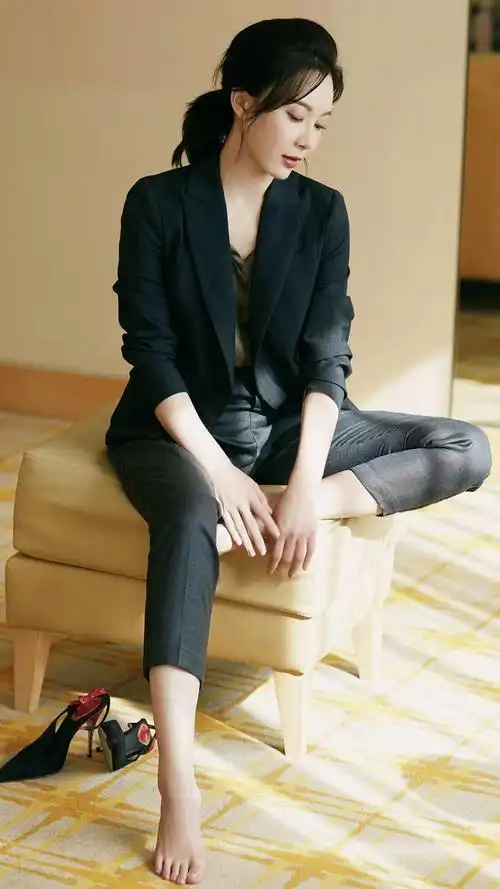 1992年,陈数顺利地被东方舞蹈团录取,正式成为了一名职业舞蹈演员,这