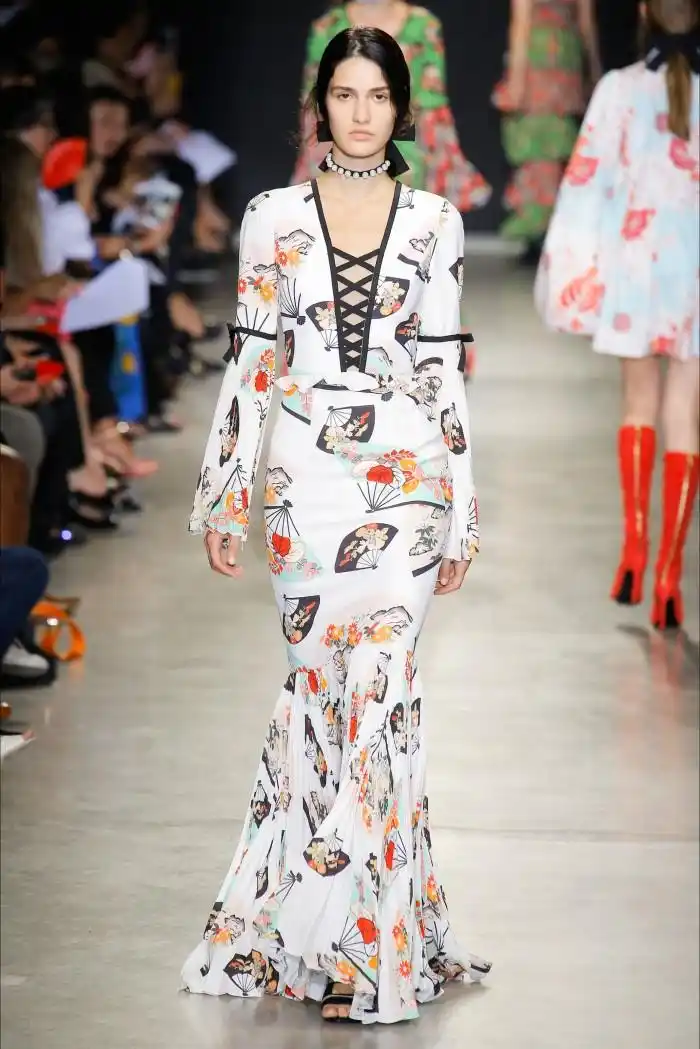 时装周:女模特走秀展现美丽一面,妆容精致优雅,造型青春有活力