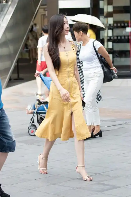 路人街拍:最有一位个性花短裙很美!