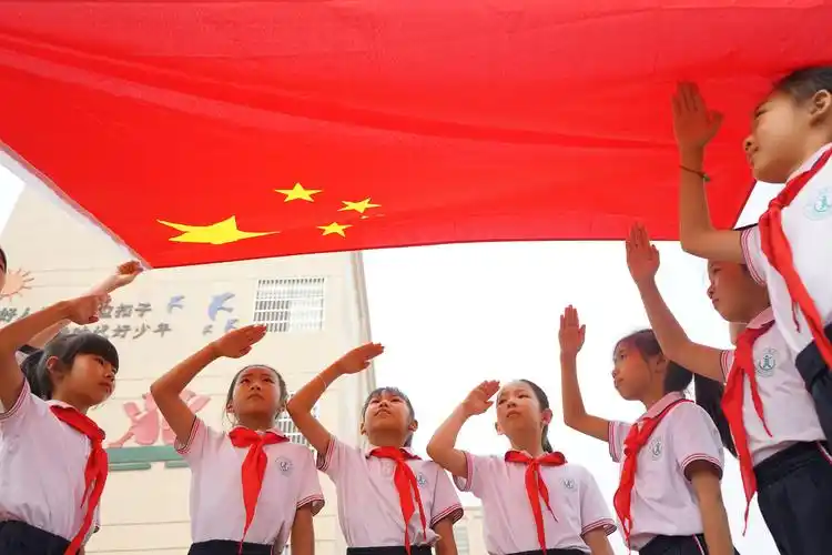 幼儿园,组织开展丰富多彩的国庆庆祝活动,以昂扬的精神面貌向国旗敬礼