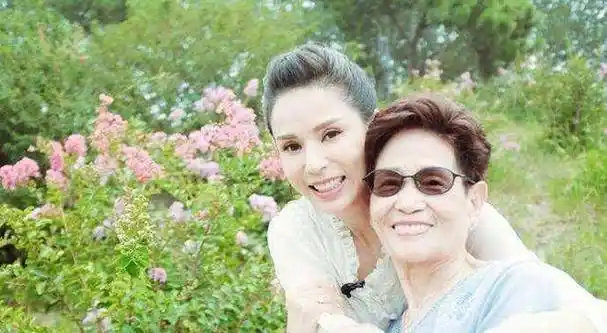 55岁李若彤与65岁张丰毅健身,大秀腹肌,马甲线_身材_肌肉_穿着