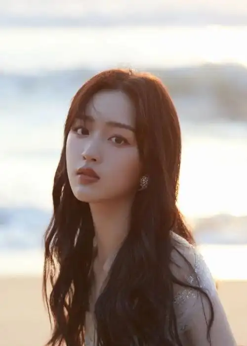 的女孩子第三款搭配是00后演员宋祖儿的穿搭宋祖儿作为00后的女演员