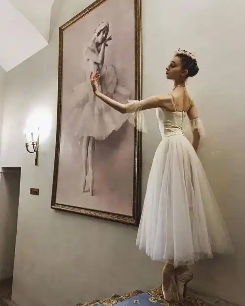 芭蕾手位在整芭蕾舞中是最关键的部分,学习手的位置之前必须学好手的