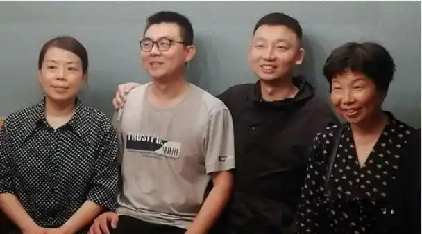 田静晒一家四口合影,许敏想孩子却无能为力,郭威退让可弥补遗憾