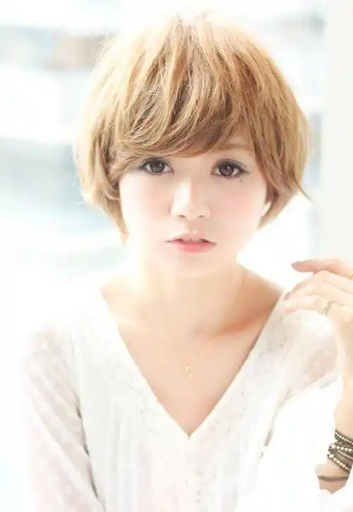 10款适合胖脸女生发型,时尚减龄又显脸小,好打理又显气质