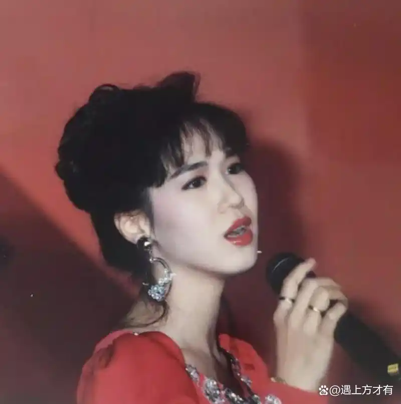 吕颂贤61岁妻子出席生日宴,打扮知性气质文雅,合照站边上仍抢镜