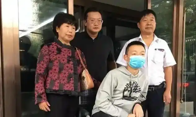 眼花缭乱郭威高调回九江祭祖杜新枝低调离婚这是在干什么