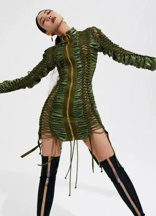 王霏霏气质不一般,穿青草色紧身裙配长靴独具一格,帅酷又吸睛