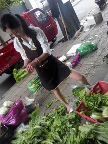 传闻此女是 西藏地区林芝市的一名 卖菜西施  眉目清秀 身材娇柔