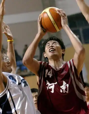 图文:十运男篮四强产生 河南队张春雷上篮