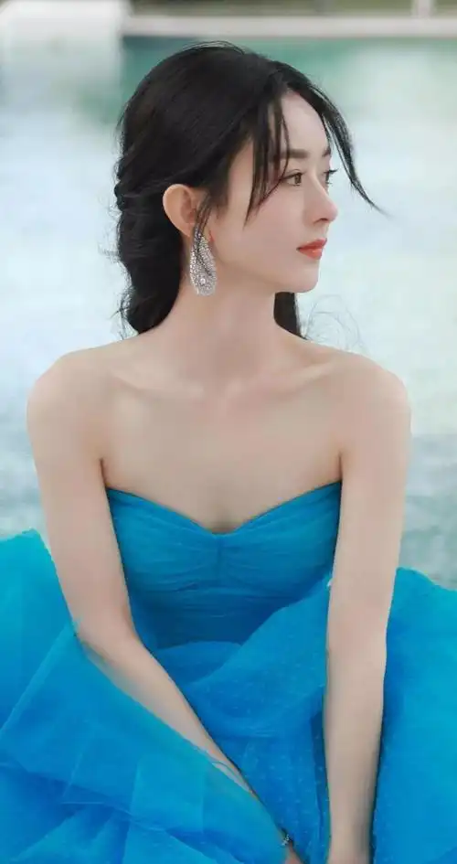 明星壁纸‖赵丽颖 蓝色抹胸裙写真_网易订阅