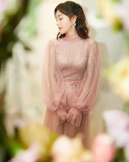 秦岚裸粉纱裙灵动飘逸,雅致气息美丽如花!