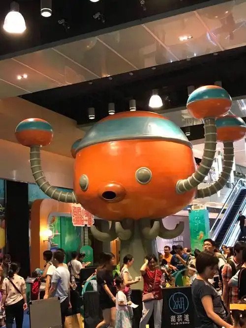 看!这是雄伟的章鱼堡,看到它是不是很兴奋?而且它还会吹泡泡呢!