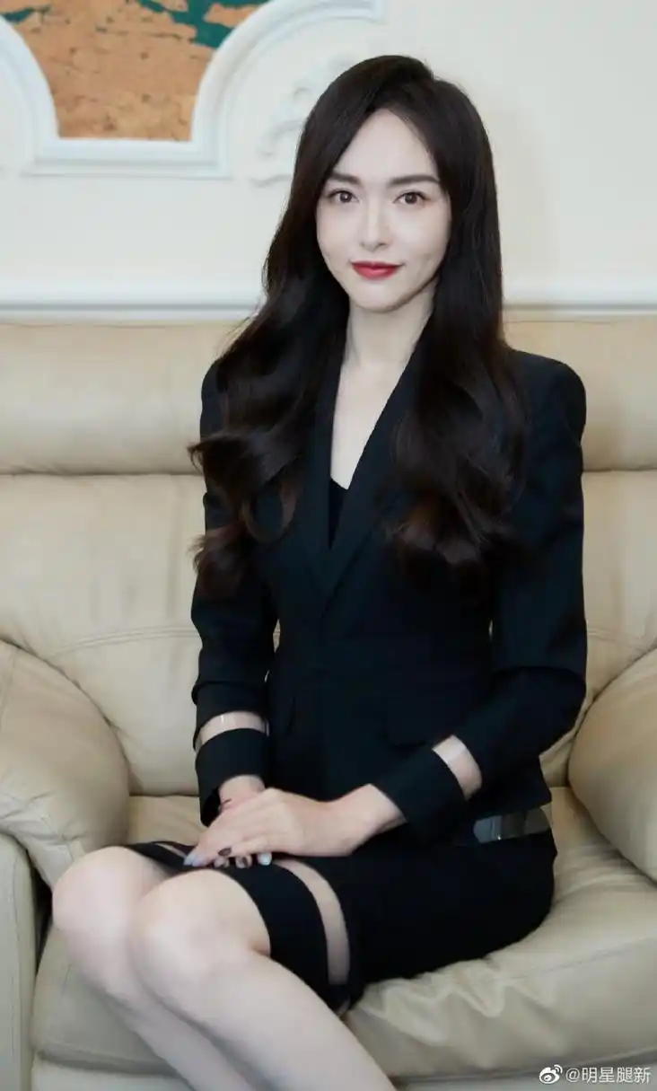 高挑美女唐嫣细腿美足在女明星里算顶级了