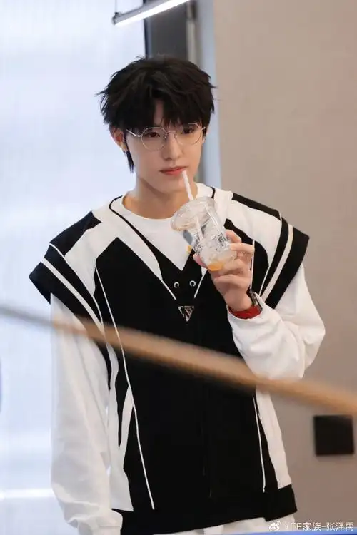 喝的啥转载了@tf家族-张泽禹的微博图片