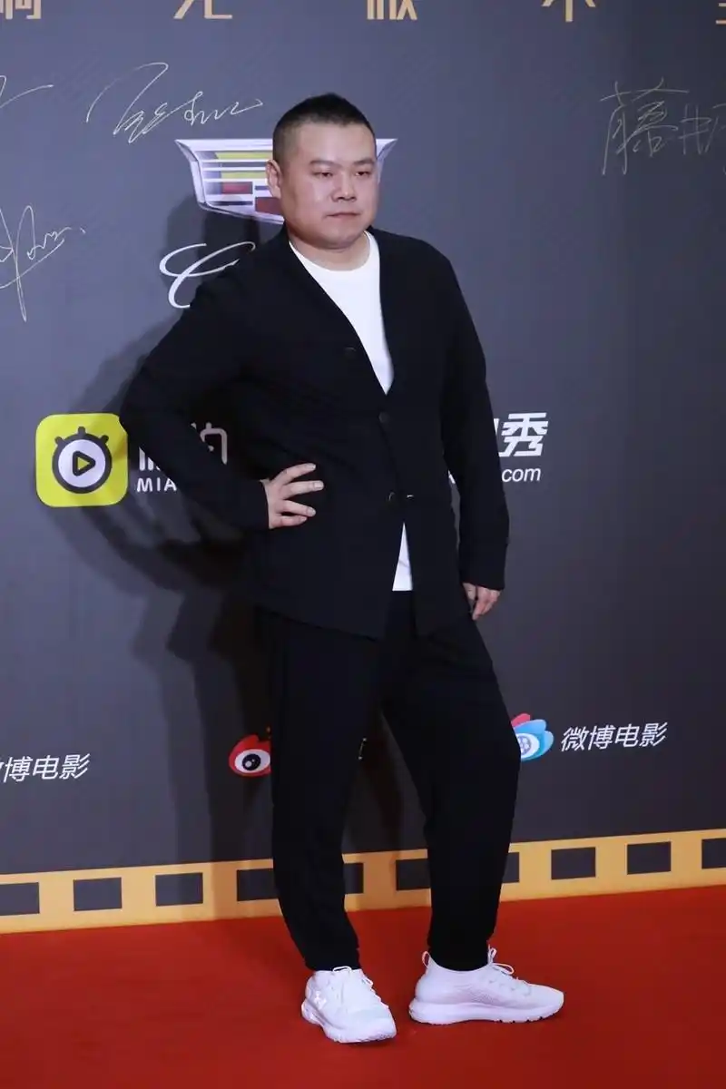 "德云一哥"走机场,黑色造型时尚大方,全身都瘦唯独脸一点没变_岳云鹏