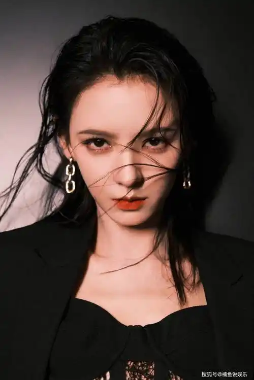 原创有一种女霸总叫张予曦微卷长发巴掌脸西装造型又a又飒