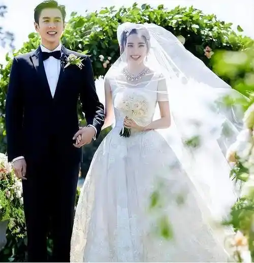 唐艺昕陪张若昀去重庆工作,结束后与李沁聚餐,4岁女儿