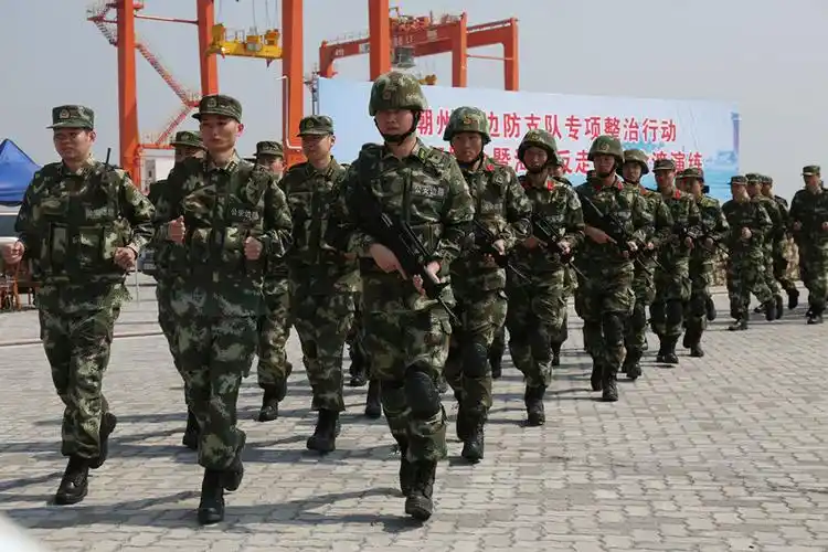 当天,潮州市公安边防支队还举行陆地专项整治行动巡逻.