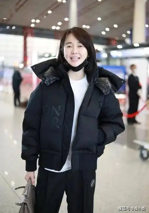 左小青又带火了一种简约穿法:羽绒服 白t恤 阔腿裤,高级又洋气