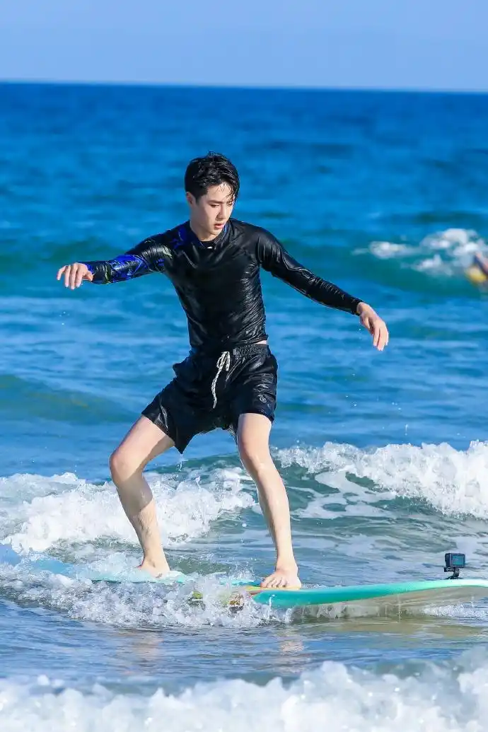 乘风破浪的哥哥王一博冲浪身姿矫健
