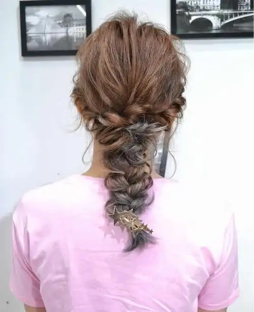 今天美发街为大家带来一组超美的中长发编头发花样图片,款式太多,难以