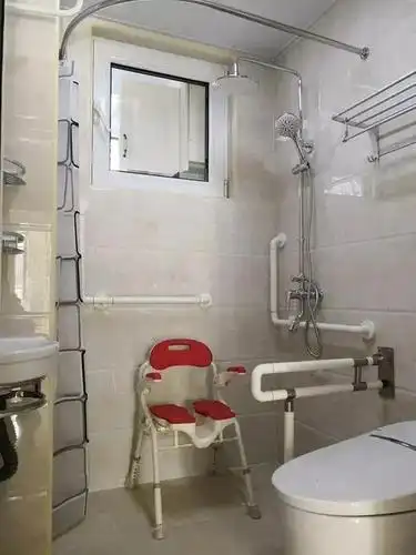 l型扶手,安装在淋浴区域,这样在洗澡的时候方便老人坐起.