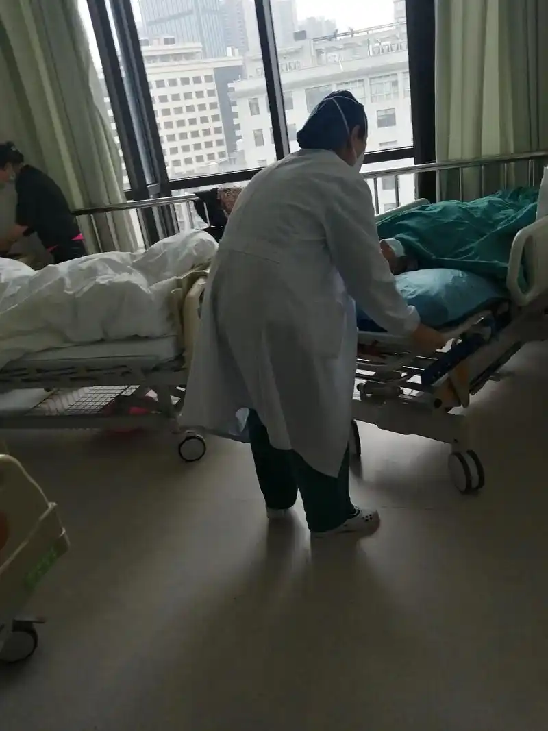 看着这些从手术室推岀来的病人,内心是崩溃的,医生跟死神夺人, - 抖音