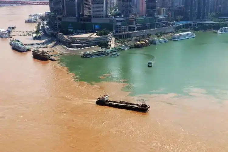 长江和嘉陵江在重庆交汇如同鸳鸯火锅