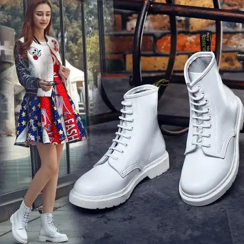 白色马丁靴怎么搭配(白色马丁靴怎么搭配衣服)