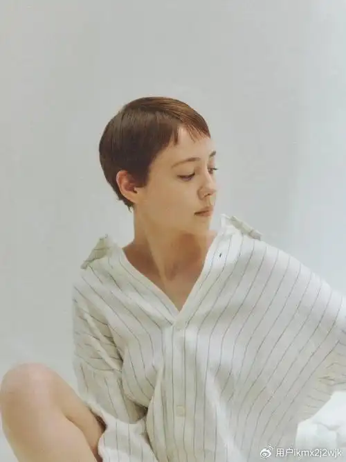 超短露耳短发:高颜值美女的时尚秘诀