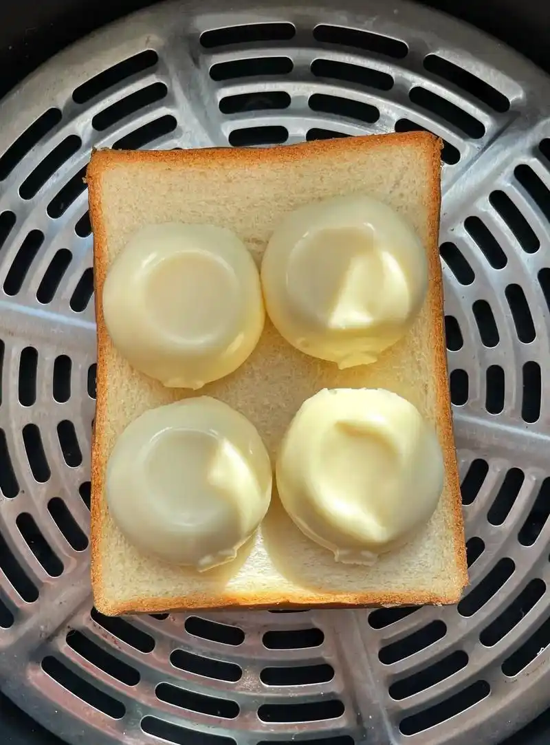 空气炸锅奶酪 面包片!这做法真的比蛋糕店的岩烧乳酪都好吃!一 - 抖音