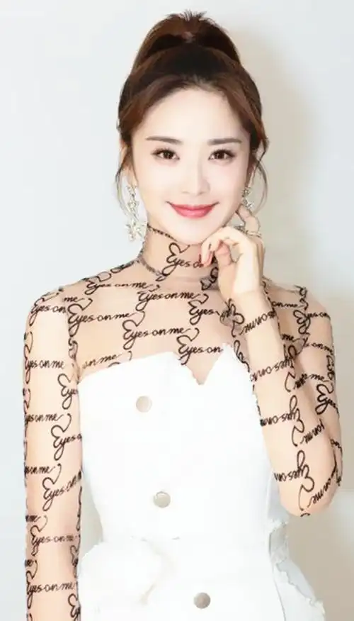 湖南新晋小花旦主持人刘烨高颜值魔鬼身材蕾丝搭配风美呆