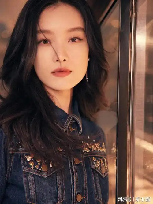 倪妮穿牛仔套装又酷又美 发丝飞舞气场全开|卷发|时尚|妆容|女性身材