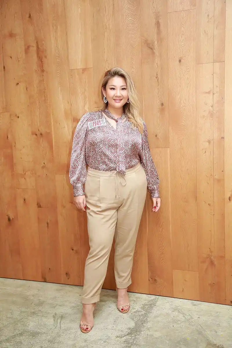 原创郑欣宜虽是大码身材但还挺自信穿印花衬衫显胖但气质还挺好的