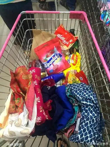 逛了一圈,kk也满载而归,不得不说,在印度旅行期间逛超市,真是长见识又