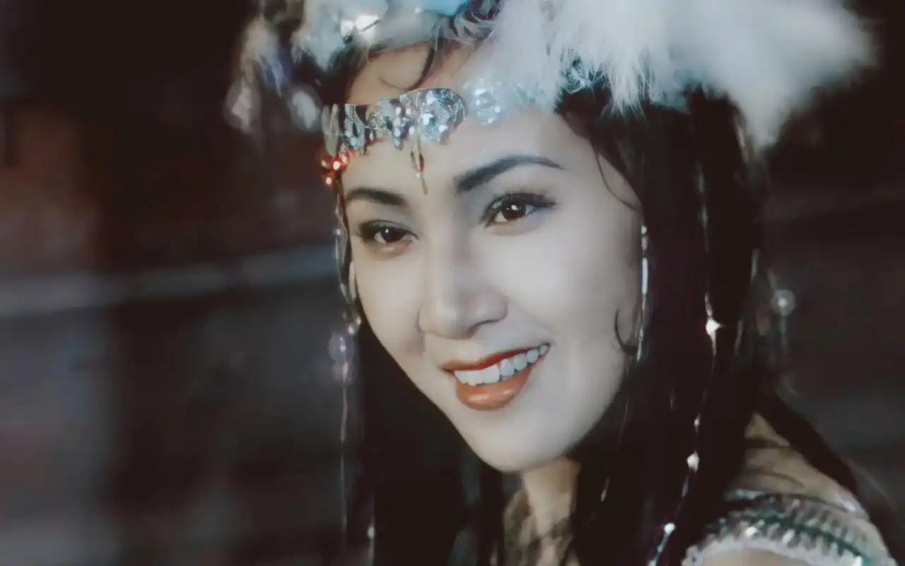 西游记:金鼻白毛老鼠精花容月貌,美艳万分,和尚见了也动心!