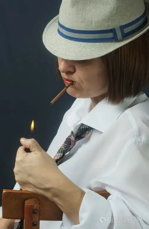 中年女人点燃一支烟