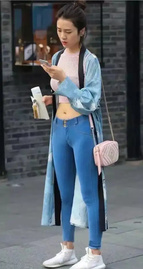 牛仔裤也是很有女人味,穿着舒适不紧所有展示美丽和优雅的感觉,和塑造