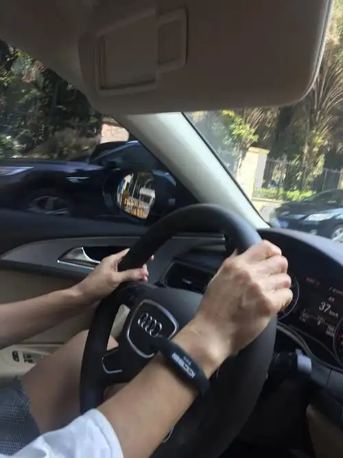 姐姐开车带我们去玩