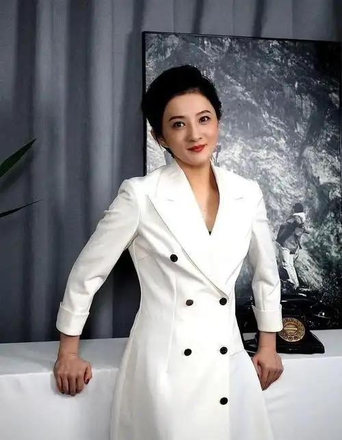 所以,我们会看到,43岁的金铭,总是笑得那么洒脱,豁达而惬意,向阳而生