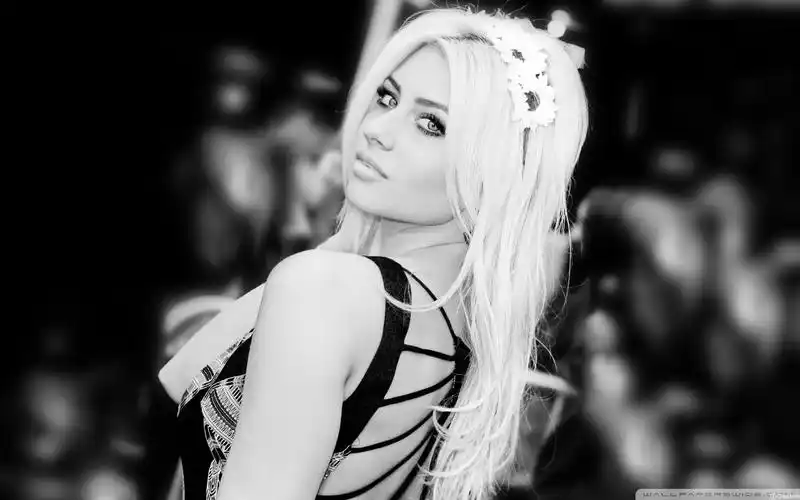 好看的黑白色调唯美美女电脑桌面壁纸下载